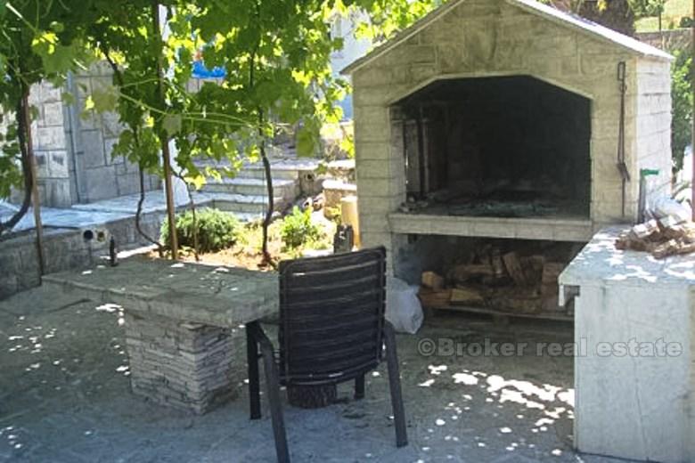 Дом с двумя квартирами, рядом с морем