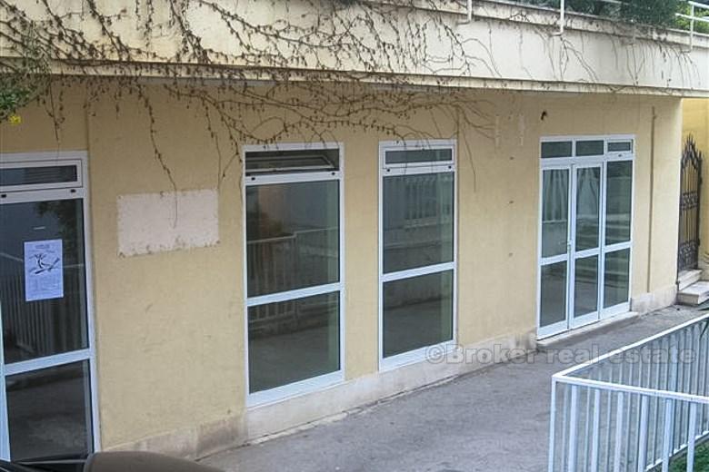Local commercial au rez-de-chaussée, à vendre