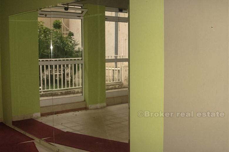 locali commerciali al piano terra, in vendita