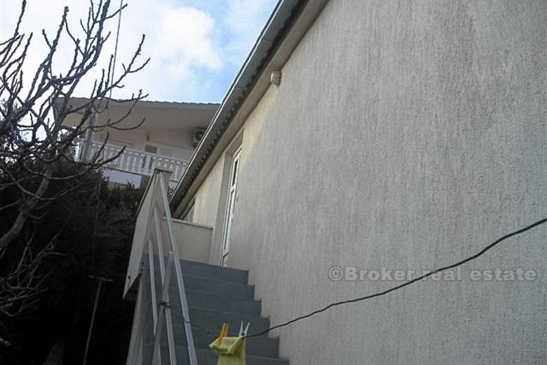 Dom z dwoma apartamentami z jedną sypialnią, na sprzedaż