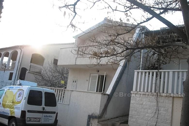 Dom z dwoma apartamentami z jedną sypialnią, na sprzedaż