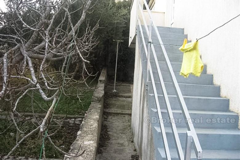 Dom z dwoma apartamentami z jedną sypialnią, na sprzedaż