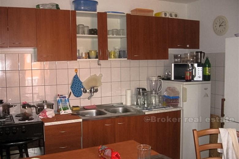 Dom z dwoma apartamentami z jedną sypialnią, na sprzedaż