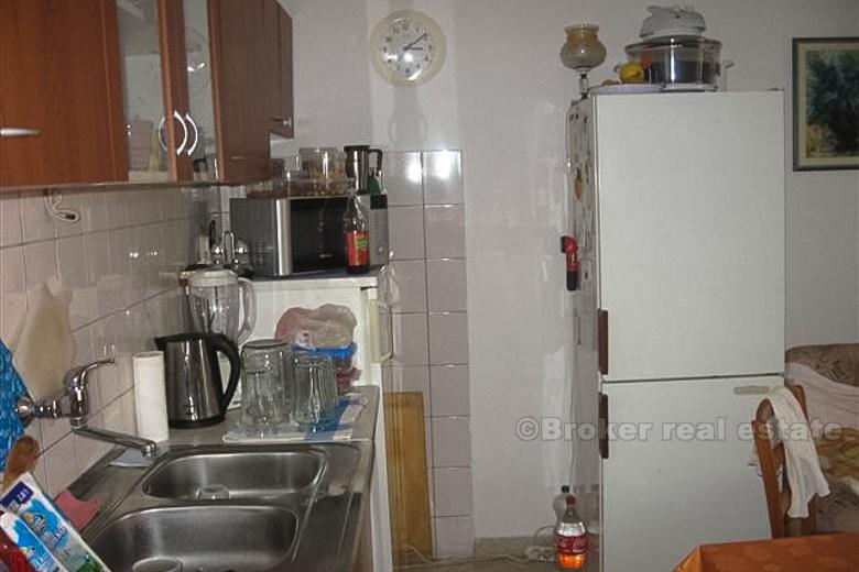 Dom z dwoma apartamentami z jedną sypialnią, na sprzedaż