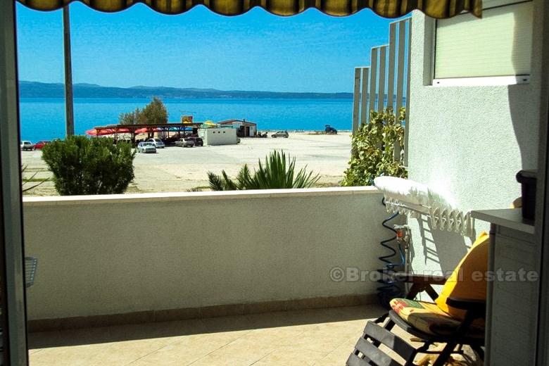 Apartment 1st row to the sea