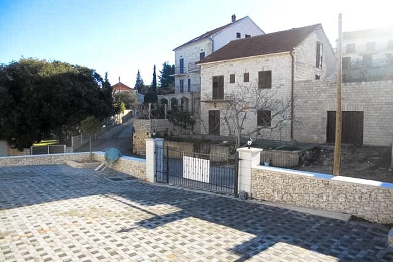 Appartements à 50 mètres de la mer, à vendre