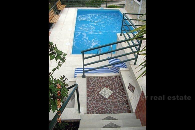 Willa z 9 + 1 luksusowymi apartamentami, restauracja z tarasem