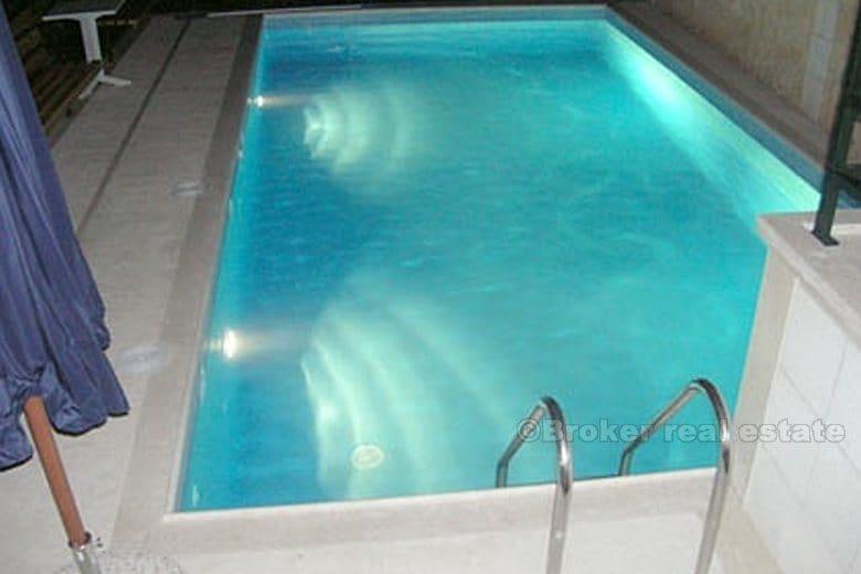 Willa z 9 + 1 luksusowymi apartamentami, restauracja z tarasem