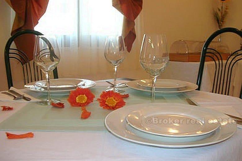 Willa z 9 + 1 luksusowymi apartamentami, restauracja z tarasem