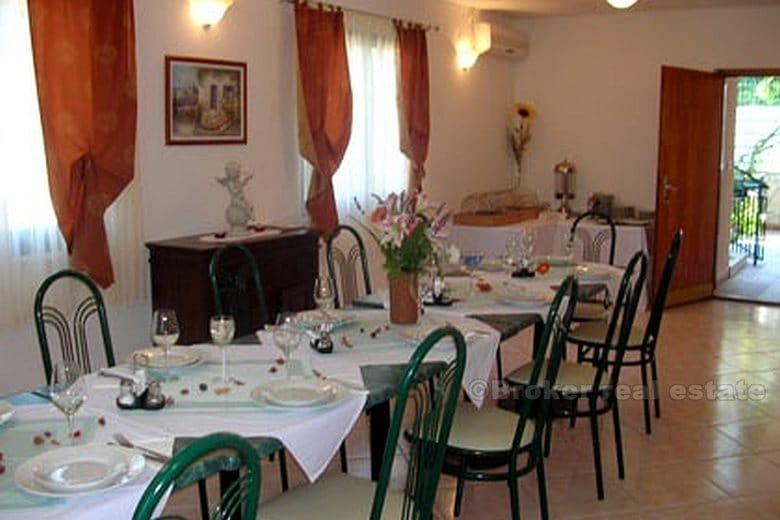 Willa z 9 + 1 luksusowymi apartamentami, restauracja z tarasem