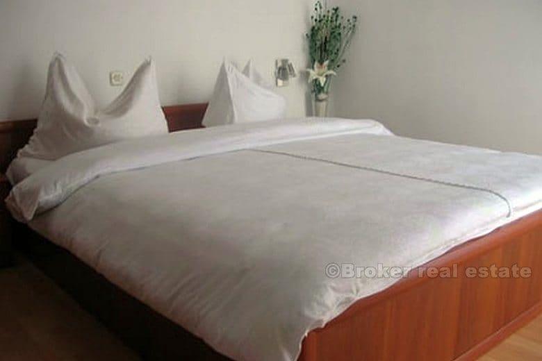 Villa mit 9 + 1 Luxuswohnungen, Restaurant mit Terrasse