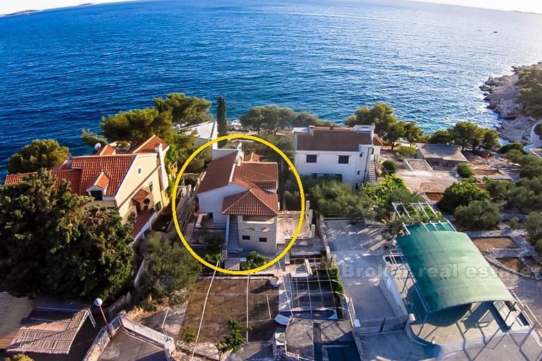 Vackert hus första raden till havet