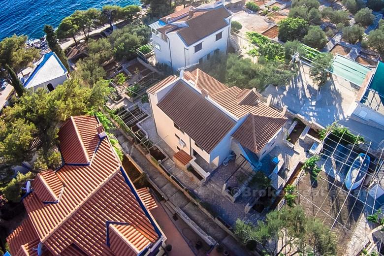 Belle maison première rangée à la mer