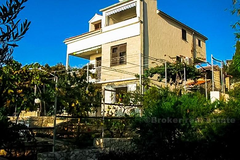 Belle maison première rangée à la mer