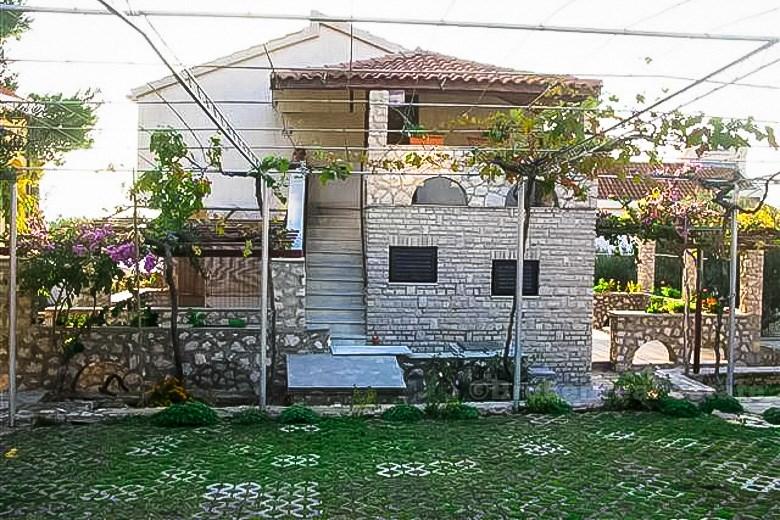 Belle maison première rangée à la mer