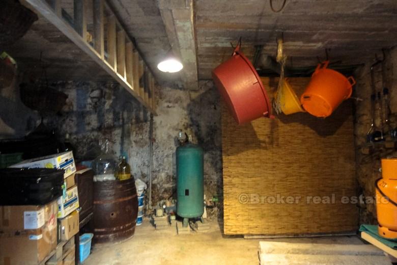 Helt återställd stenhus