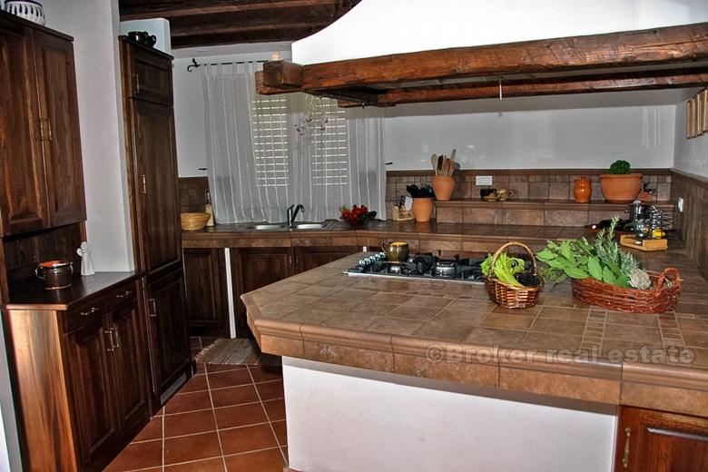 Vila s bazénem, na prodej