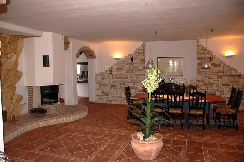 Vila s bazenom, za prodaju