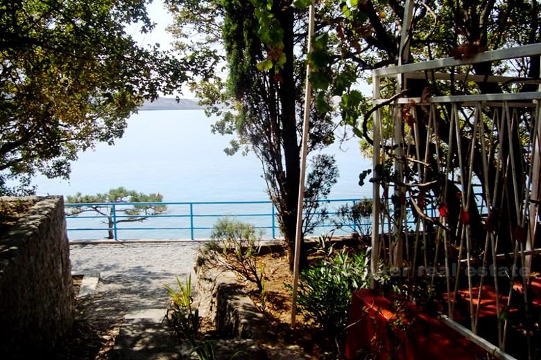 Attraktiva hus första raden mot havet, till försäljning