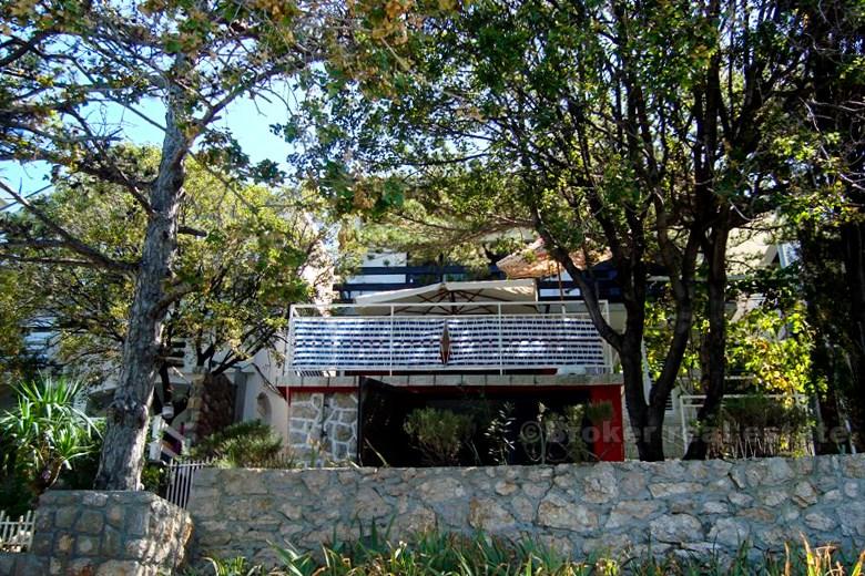 Atraktivna kuća prvi red do mora, na prodaju