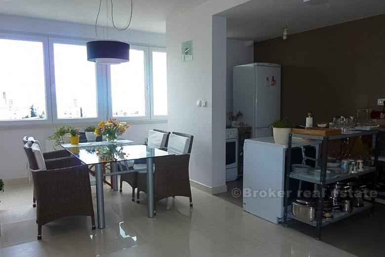 Dwupoziomowy apartament, nowo wyremontowany, na sprzedaż
