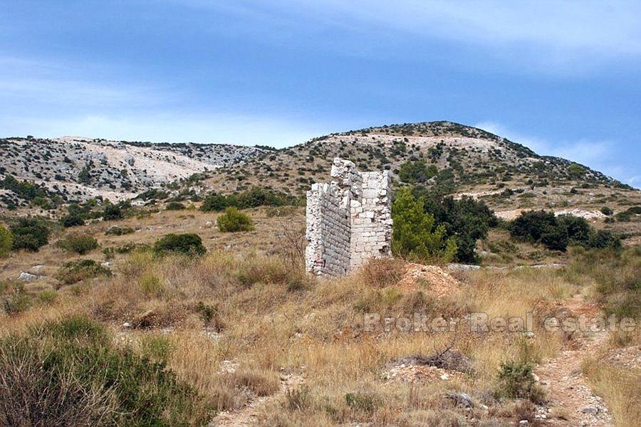 Ruine de 92 m2 sur le terrain de 736 m2