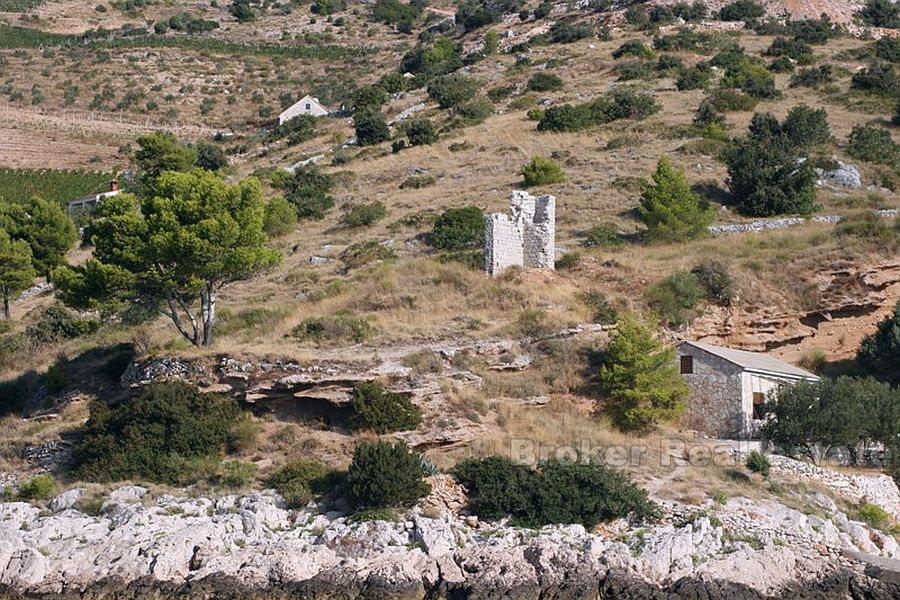 Ruine de 92 m2 sur le terrain de 736 m2