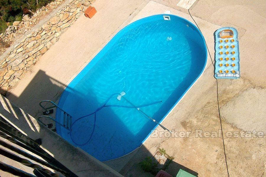 Fristående hus med pool, till salu