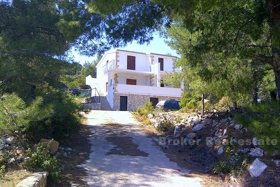 Detached house with swimming pool, for sale