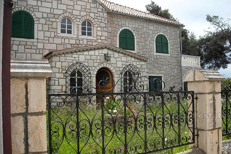 House on 2 floors in quiet place