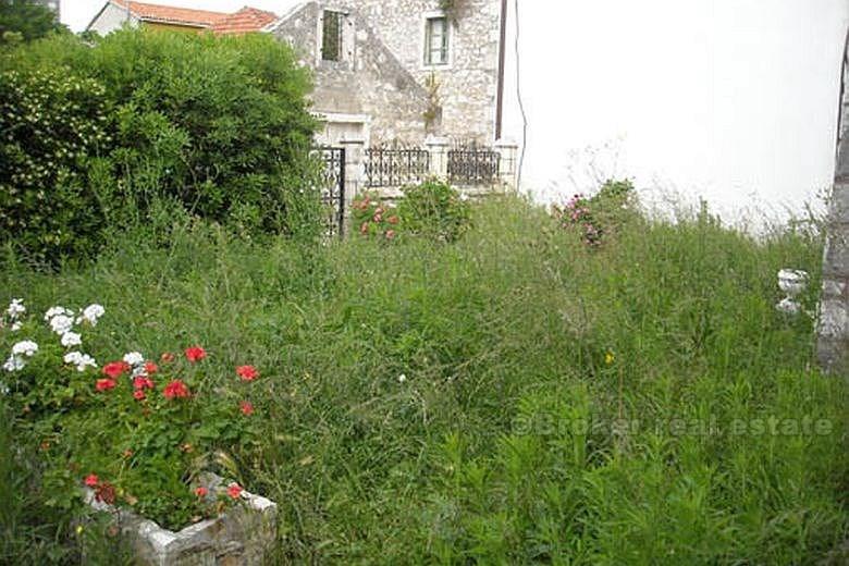 Casa su 2 piani in zona tranquilla