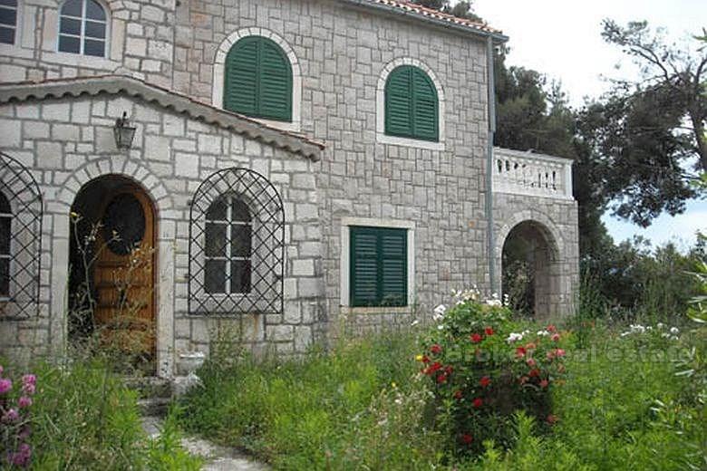 Casa su 2 piani in zona tranquilla