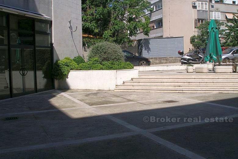 Commercial property of 35m2 + gallery, for sale