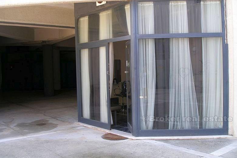 Commercial property of 35m2 + gallery, for sale