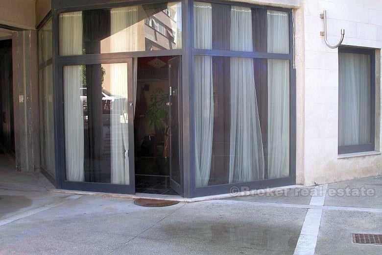 locale commerciale di 35m2 + galleria, in vendita