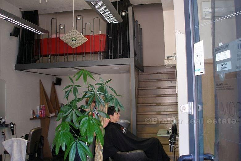 locale commerciale di 35m2 + galleria, in vendita