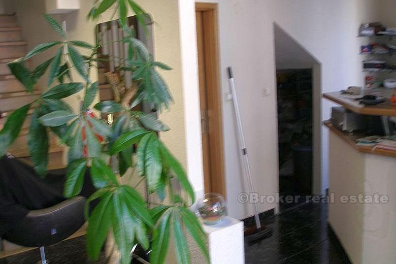 Commercial property of 35m2 + gallery, for sale