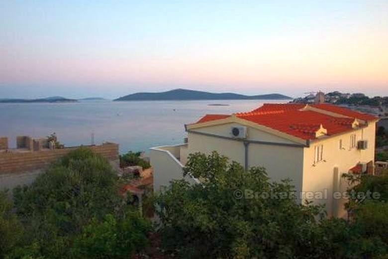Samostojeća kuća, drugi red od mora