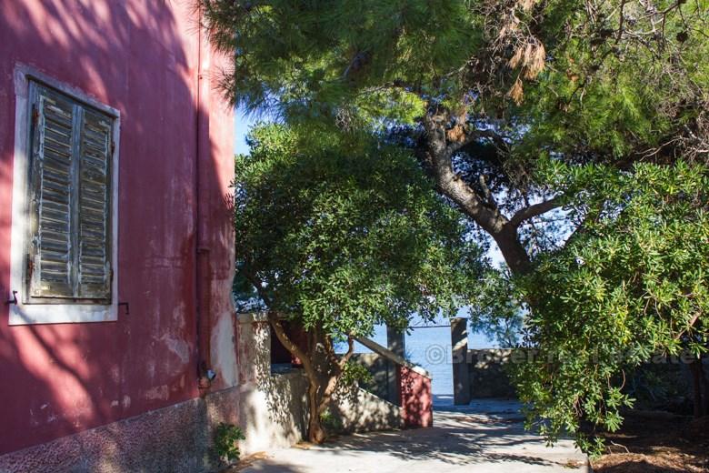 Gammel villa første rad til sjøen, for salg