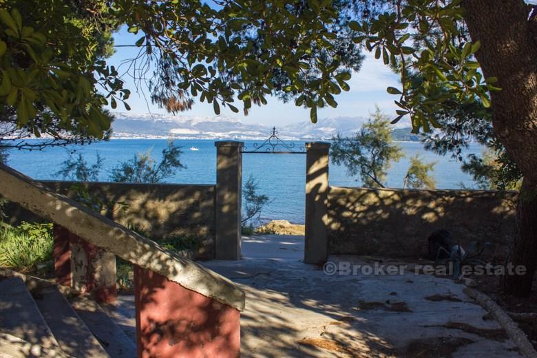 Antica villa prima fila al mare, per la vendita