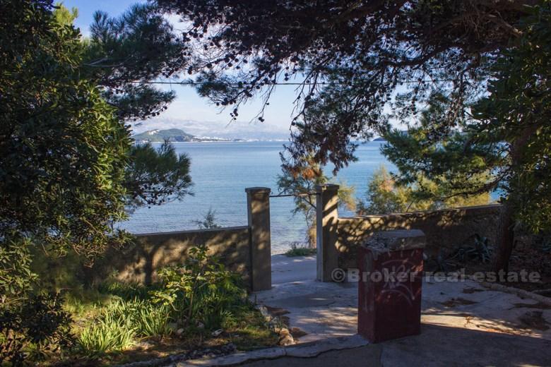 Vieille villa première rangée à la mer, à vendre