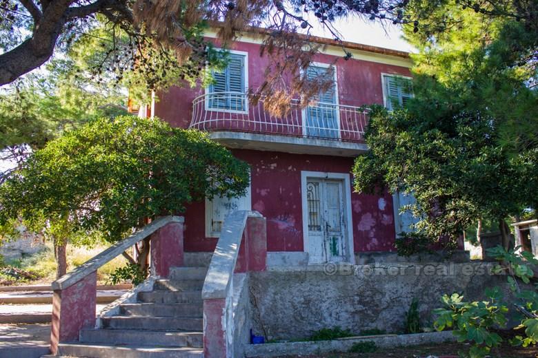 Old villa first row to the sea, for sale
