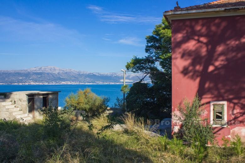 Vieille villa première rangée à la mer, à vendre