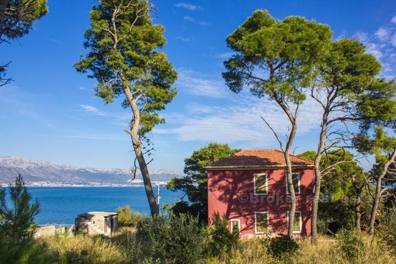 Stary dom na pierwszym rzędzie do morza, na sprzedaż