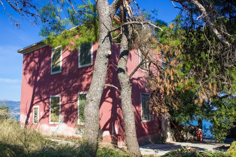 Stary dom na pierwszym rzędzie do morza, na sprzedaż