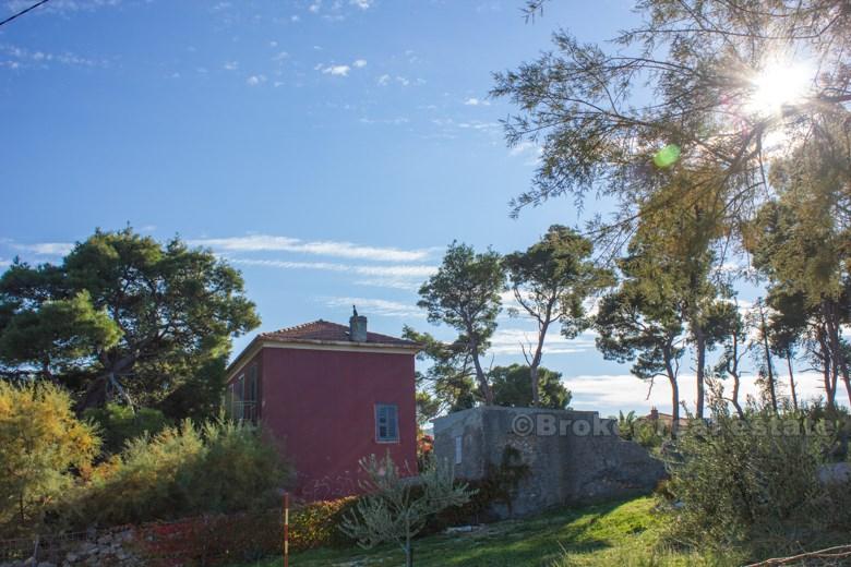 Stary dom na pierwszym rzędzie do morza, na sprzedaż
