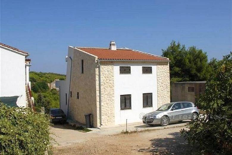 Rekreační dům se 2 apartmány, na prodej
