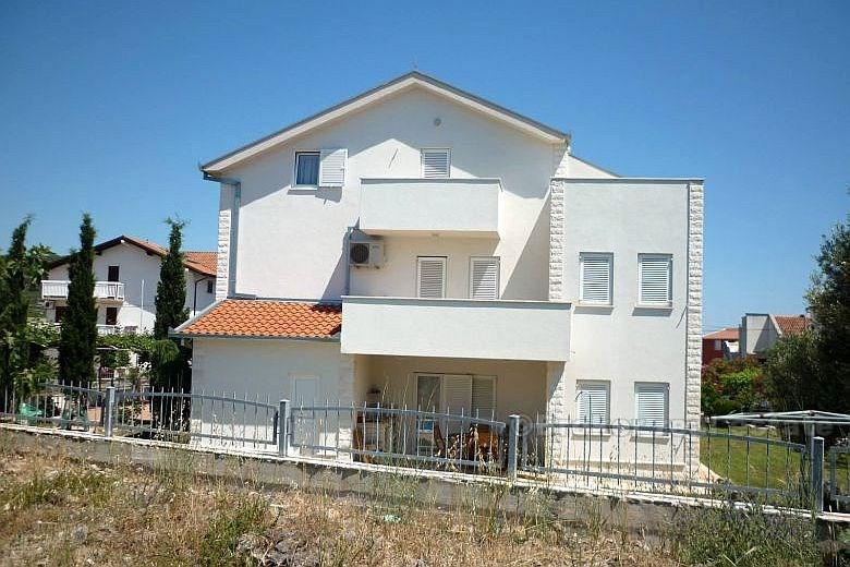 Kuća s 5 apartmana, na prodaju