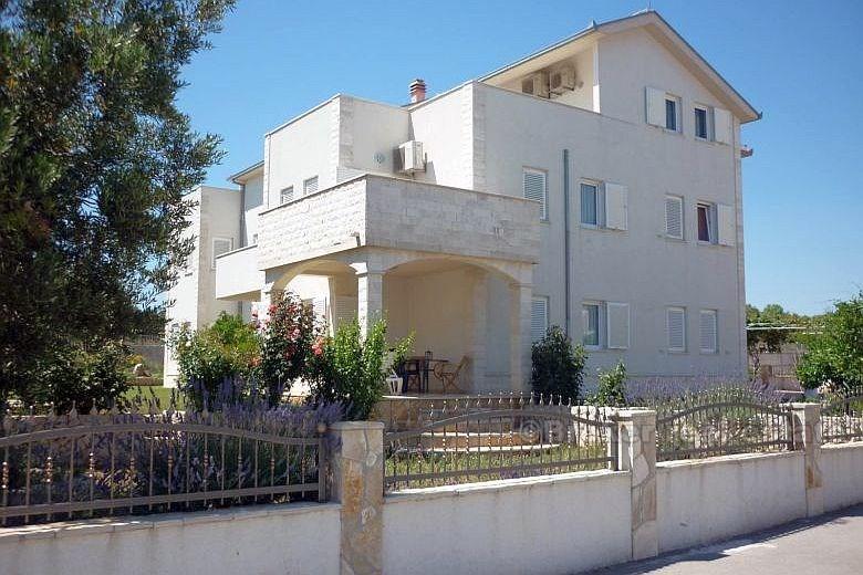 Casa con 5 appartamenti, in vendita
