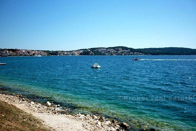 Casa con 5 appartamenti, in vendita